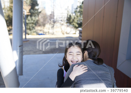 Mother and daughter on their way to school, 39779540