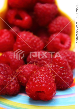 Fresh raspberries on colorful plate Fresh raspberries on colorful plate 39779599