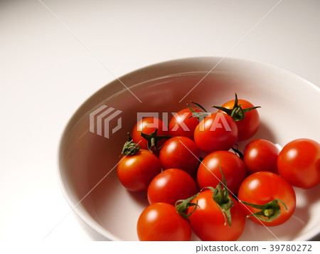 Petit tomato in the bowl Petit tomato in the bowl 39780272