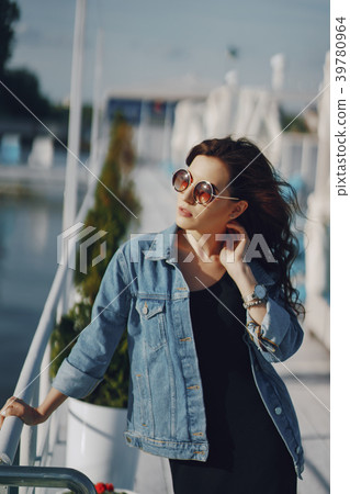 girl in sunglasses 39780964