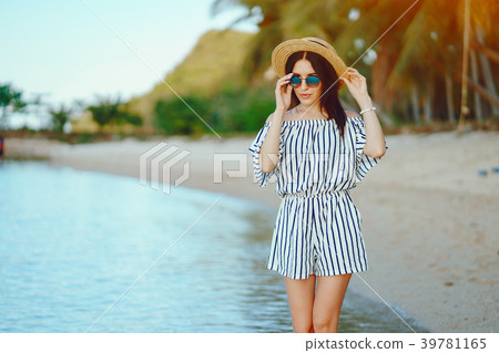 beautiful girl walking along the beach 39781165
