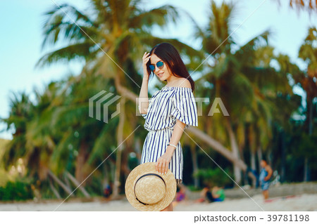 beautiful girl walking along the beach 39781198
