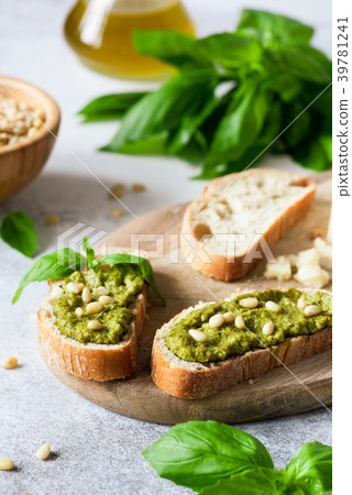 Pesto bruschetta on wooden board 39781241
