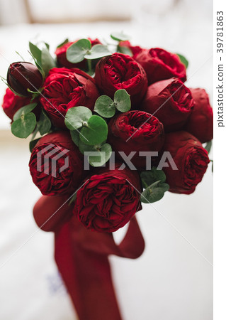 Wedding bouquet with red roses on the table Wedding bouquet with red roses on the table 39781863