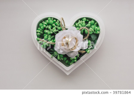 Wedding ring on a stand of plants Wedding ring on a stand of plants 39781864