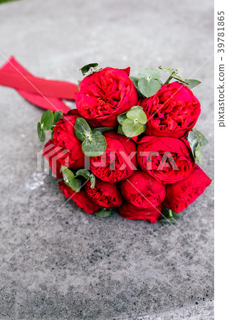 Wedding bouquet with red roses on the stone Wedding bouquet with red roses on the stone 39781865