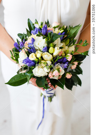 Beautiful wedding bouquet in hands of the bride 39781866