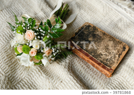 Wedding bouquet and old book Wedding bouquet and old book 39781868