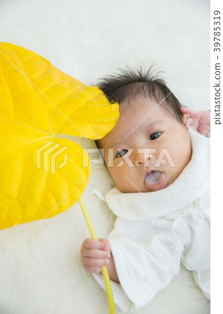 Baby putting out a tongue 39785319