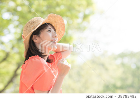 Young Japanese Woman Wearing a Straw Hat Young Japanese Woman Wearing a Straw Hat 39785482