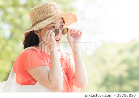戴草帽的年輕日本婦女 戴草帽的年輕日本婦女 39785850