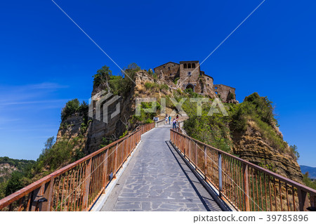 Village Civita di Bagnoregio in Italy 39785896