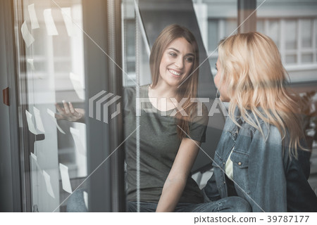 Cheerful colleagues planning corporate strategy 39787177
