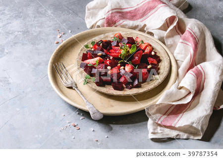 Beetroot and strawberry salad 39787354
