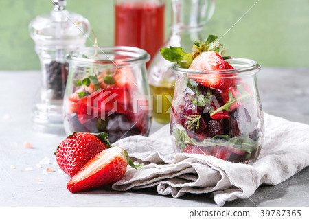 Beetroot and strawberry salad 39787365