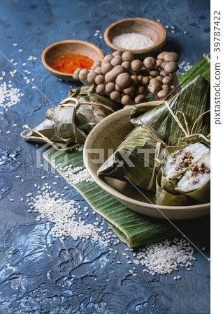 Rice piramidal dumplings 39787422