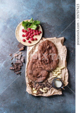 Dessert chocolate pizza 39787423