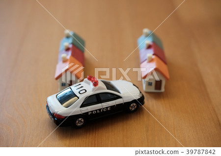 House and police car 39787842