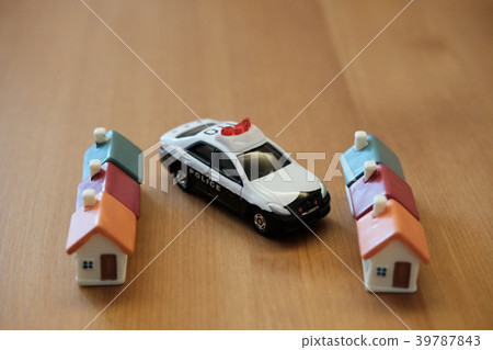 House and police car 39787843