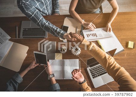 Business people making good deal Business people making good deal 39787902