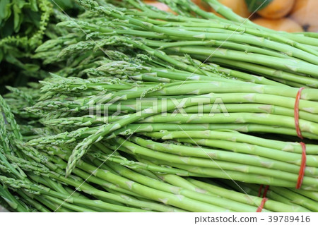 asparagus bunch at the market 39789416