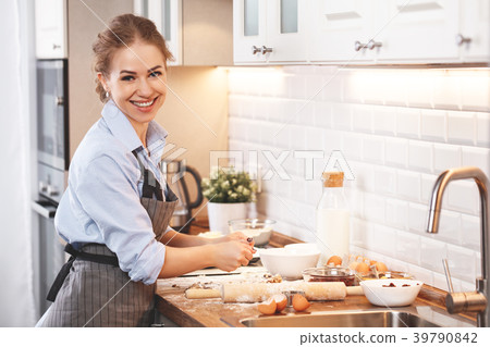 young woman baking cookies at home in the kitchen 39790842