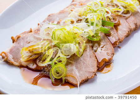 Green onion, pork slices of pork shoulder loin with sauce 39791450