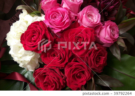 紅色和桃紅色玫瑰的花的佈置 39792264