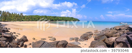 Panorama beach with blue sky background 39793046