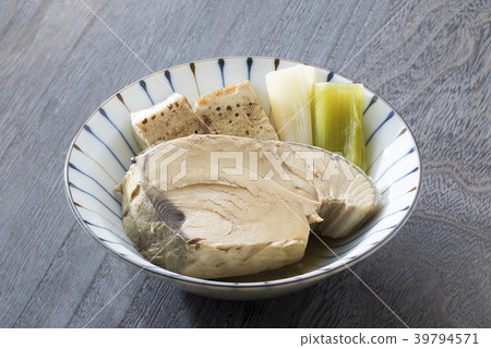 Boiled raw scallops 39794571