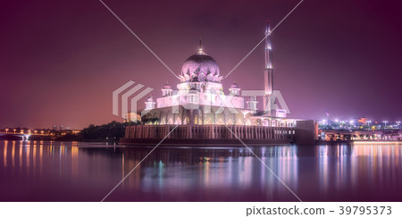 Putra Mosque with night lighting in Putrajaya Putra Mosque with night lighting in Putrajaya 39795373