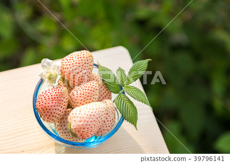 White strawberry 39796141