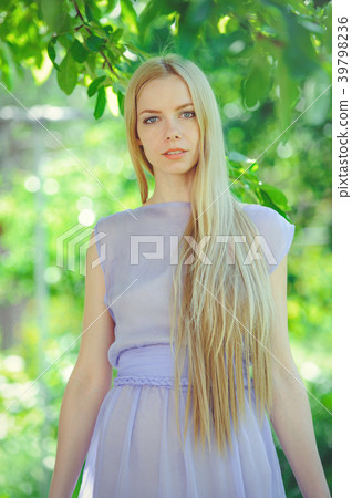 Attractive young girl with blonde hair and natural 39798236
