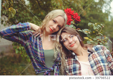cheerful attractive two young blonde girl  39798522