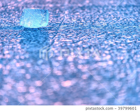 Selective focus to ice floes. Ice on smooth water 39799601