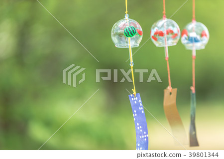 幾個玻璃風鈴在風中搖曳 幾個玻璃風鈴在風中搖曳 39801344