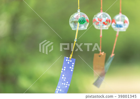 幾個玻璃風鈴在風中搖曳 39801345
