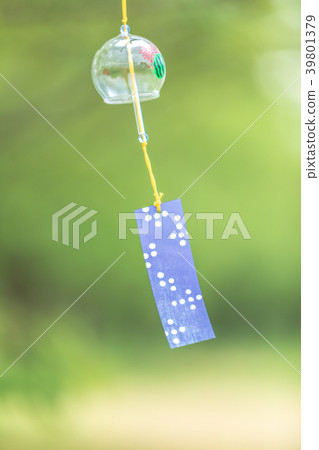 夏季風鈴,西瓜圖案在風中搖曳 夏季風鈴,西瓜圖案在風中搖曳 39801379