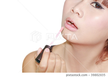 Woman applying lipgross 39802835