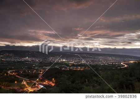 夕陽，厚厚的雲層，城堡，城堡和寬闊的賽道。 39802836