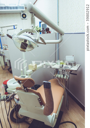 Dental services. Dentist's chair and accessories. 39802912