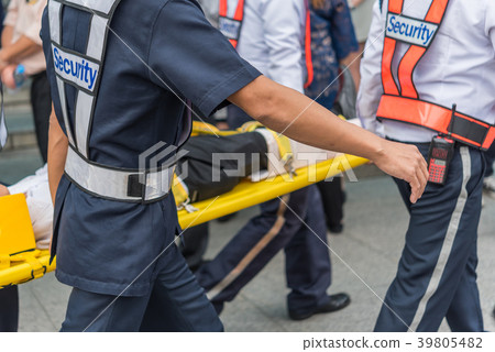 Move injury patient on spine board 39805482