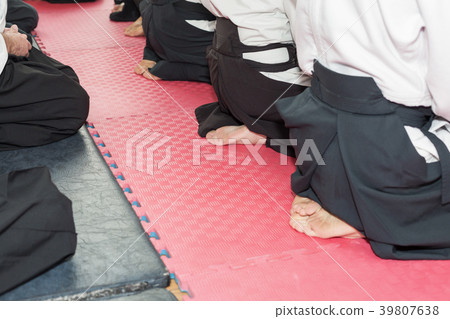 People in kimono and hakama on martial arts 39807638