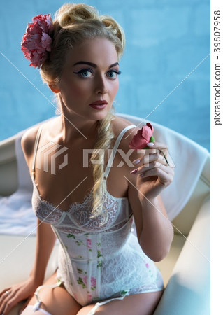 Romantic sexy pin up girl portrait 39807958