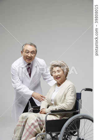 醫生，健康，退休，醫療，醫學，銀，老人，老，殘疾人，輪椅 39808015