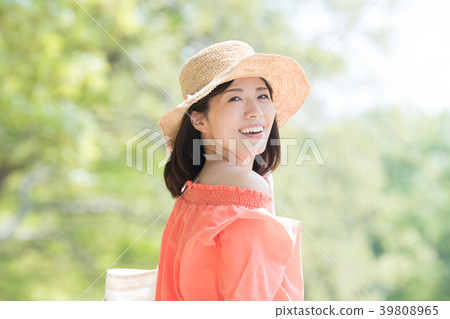 Young Japanese Woman Wearing a Straw Hat 39808965