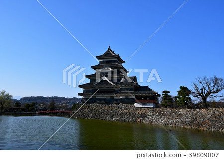 Matsumoto Castle in early spring 39809007