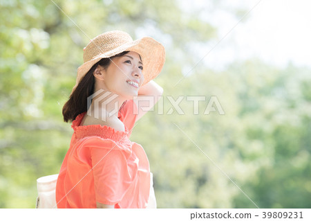 戴草帽的年輕日本婦女 39809231
