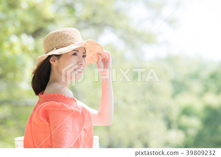 戴草帽的年輕日本婦女 39809232