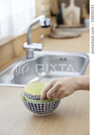 Mother and daughter in the kitchen 39809291